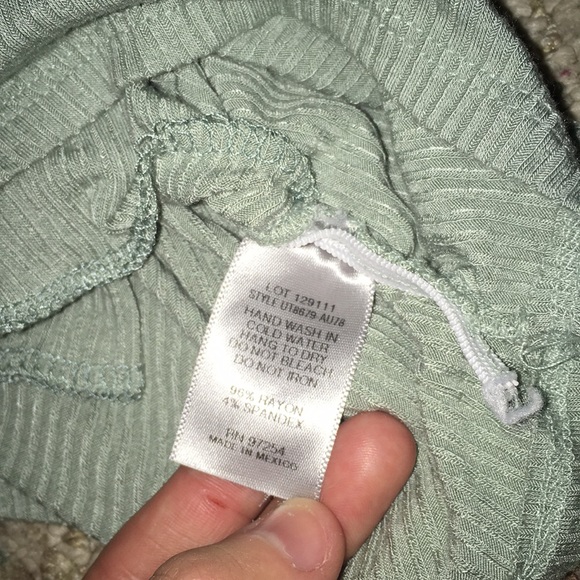 Cute ribbed v-neck shirt🌿 - Picture 4 of 4